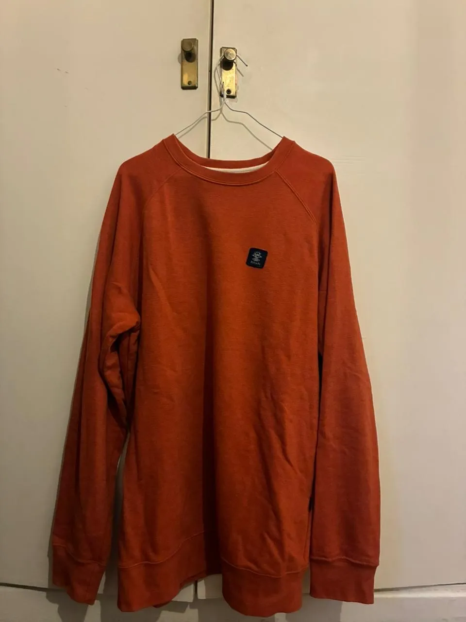 Buzo de cuello redondo naranja de la marca Rip Curl, ideal para un look casual y cómodo. Perfecto para usar en otoño o invierno.