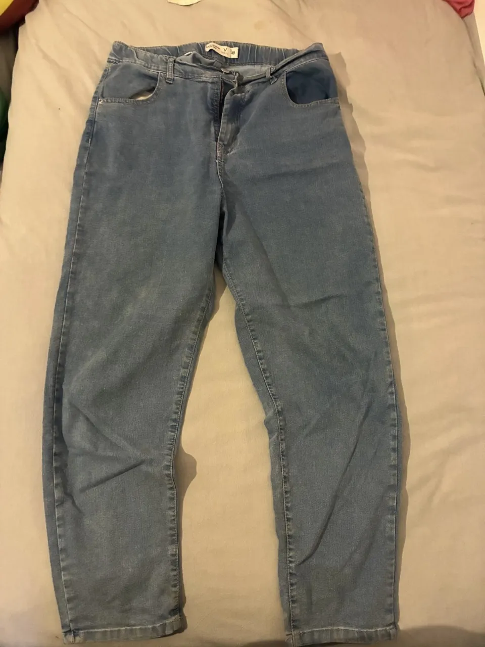 Jeans de mujer, tiro alto, color azul claro, de la marca Vertu, talle 48. Ideal para un look casual y cómodo.