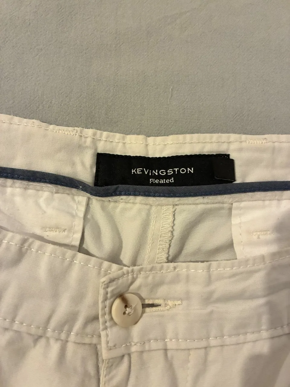 Pantalón de vestir color crudo, con pinzas y corte recto. Marca KEVINGSTON. Ideal para un look casual elegante.