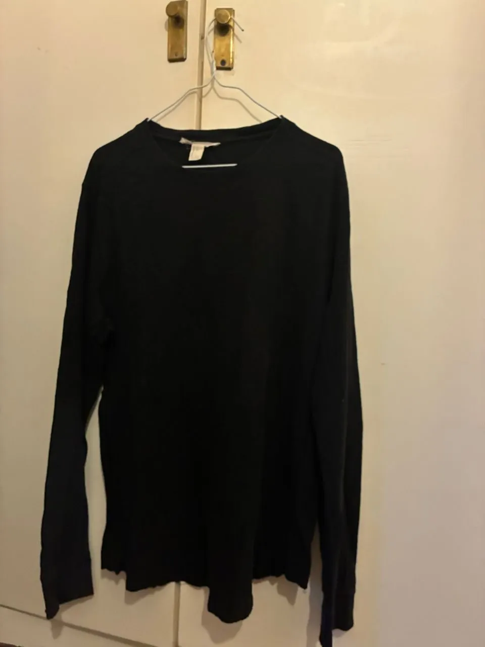 Sweater negro de cuello redondo, manga larga, ideal para un look casual y cómodo. Perfecto para el invierno.
