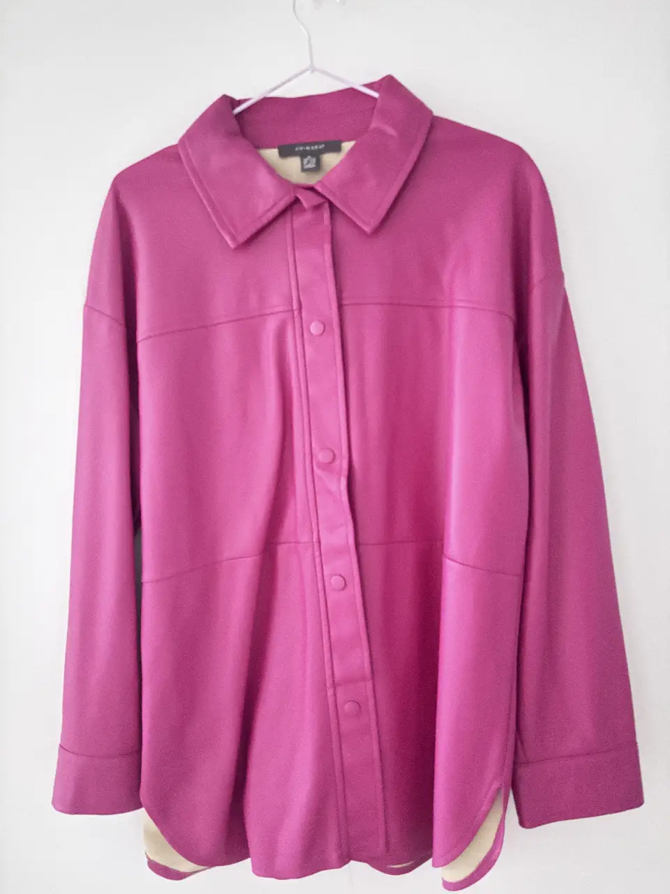Camisa de cuero sintético fucsia de Primark, con forro interior. Talle M. Ideal para un look moderno y audaz.