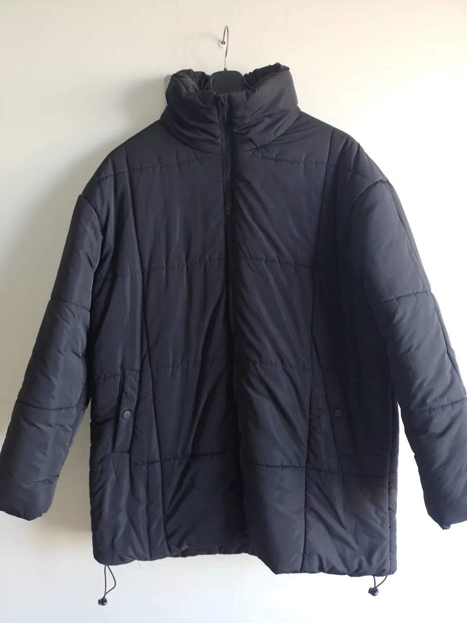 Campera puffer negra, súper abrigada y canchera. Ideal para los días más fríos, con cuello alto y bolsillos funcionales. Un básico infaltable para tu guardarropa.