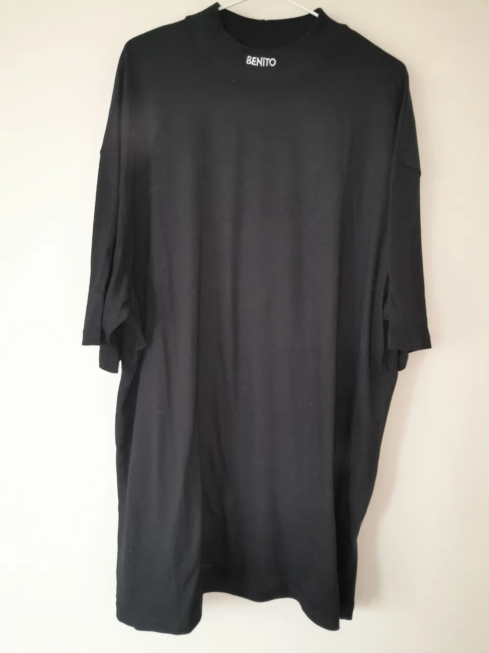 Remera negra con logo blanco "BENITO" en el cuello.