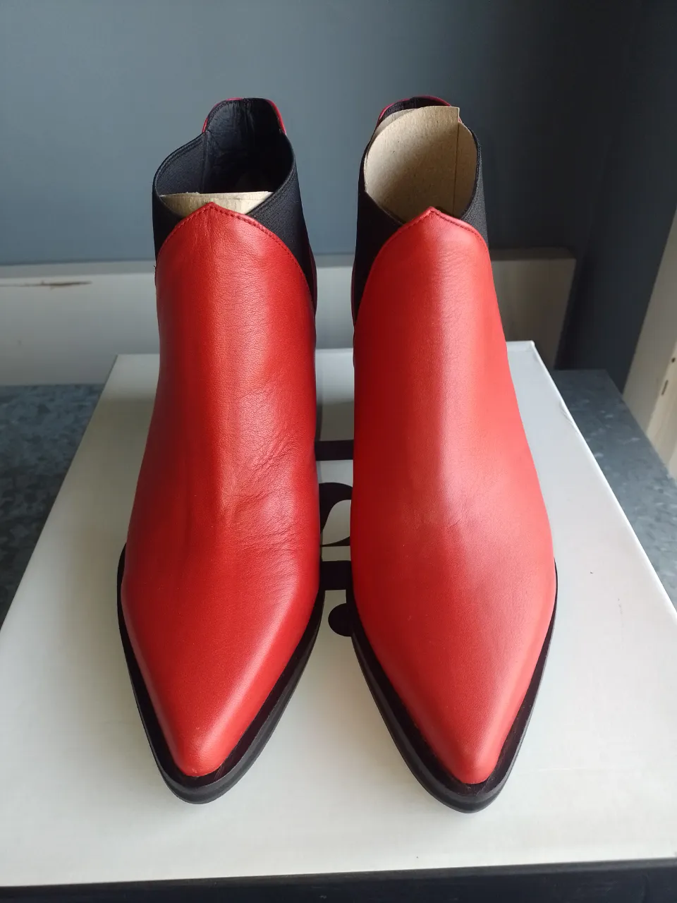 Botitas de cuero rojas con taco y punta fina. Ideales para darle un toque canchero a cualquier look.