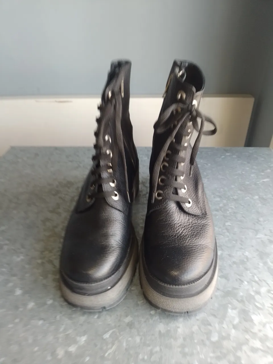 Botas de cuero negras con cordones y cierre lateral. Suela gruesa y diseño robusto, ideales para un look urbano y canchero.