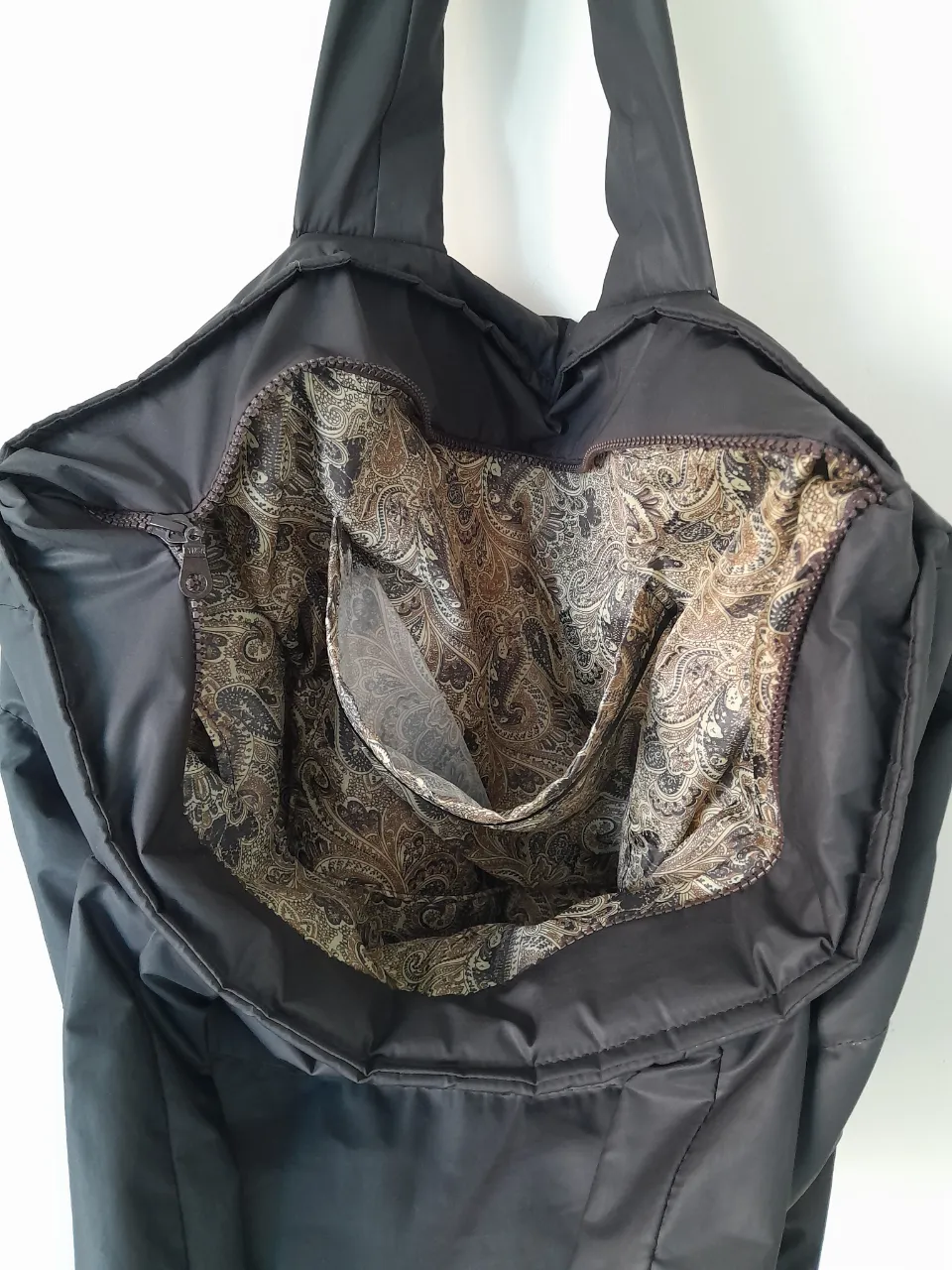 Bolso tote acolchado súper práctico y canchero. Ideal para el día a día, para llevar todo lo que necesitás. Su diseño moderno y funcional lo convierte en el accesorio perfecto para completar cualquier look.