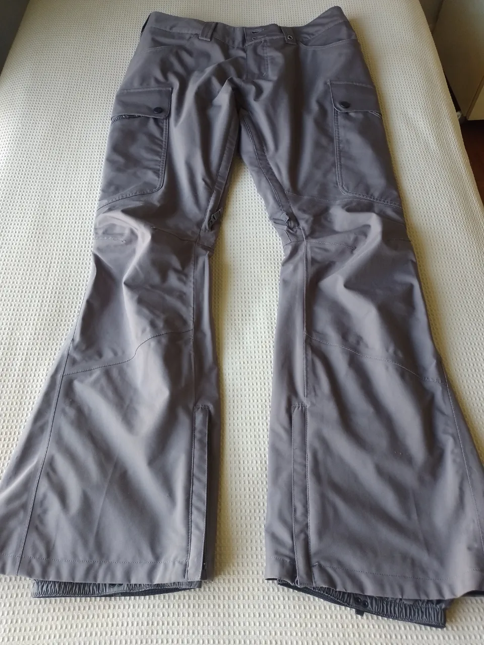 Pantalones de ski o snowboard Burton, ideales para tus aventuras en la montaña. Diseño cómodo y funcional con múltiples bolsillos.