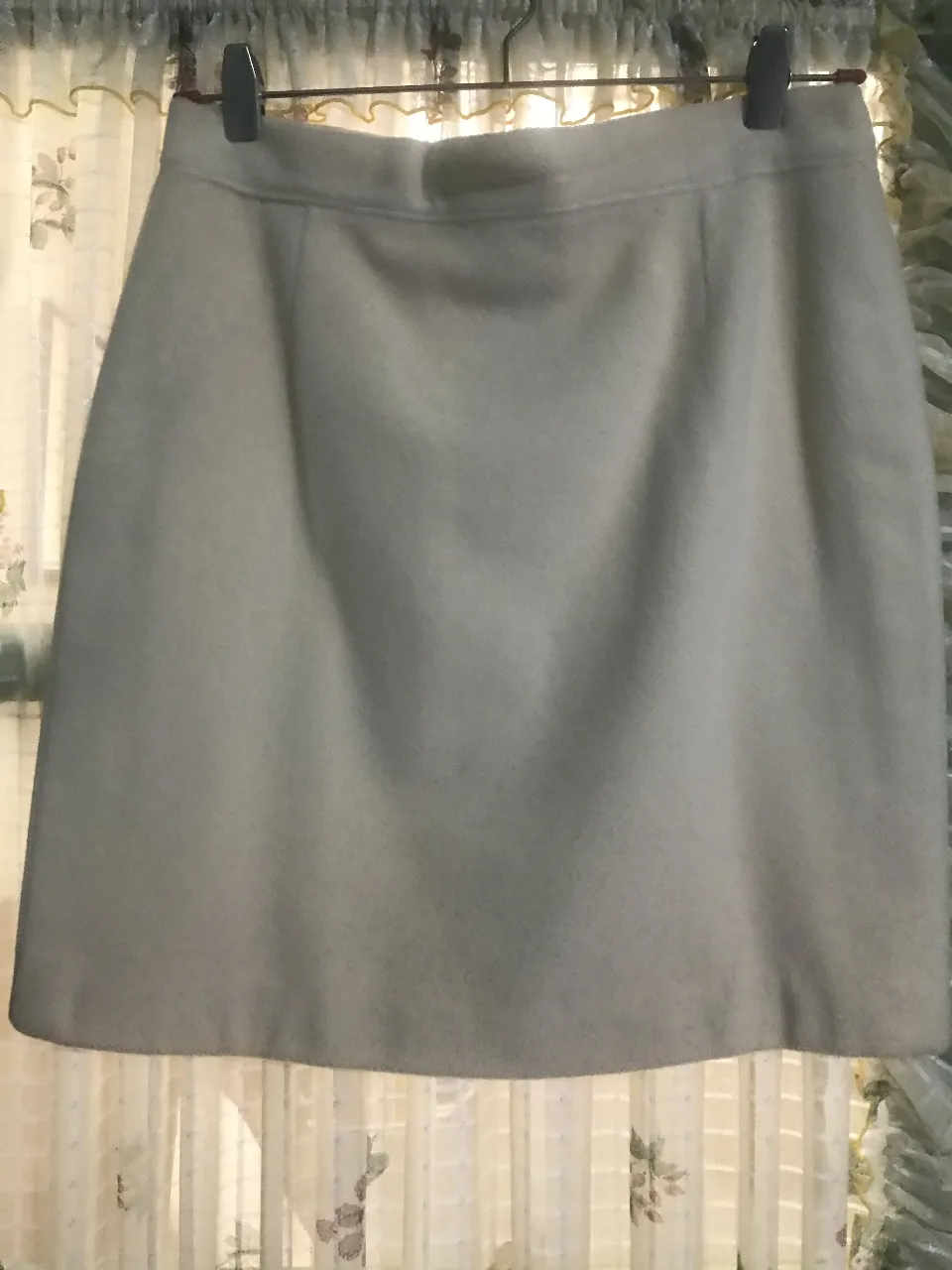 Pollera sastrera gris, ideal para un look formal o de trabajo. Confeccionada en un tejido de calidad, esta pollera ofrece un ajuste elegante y versátil.