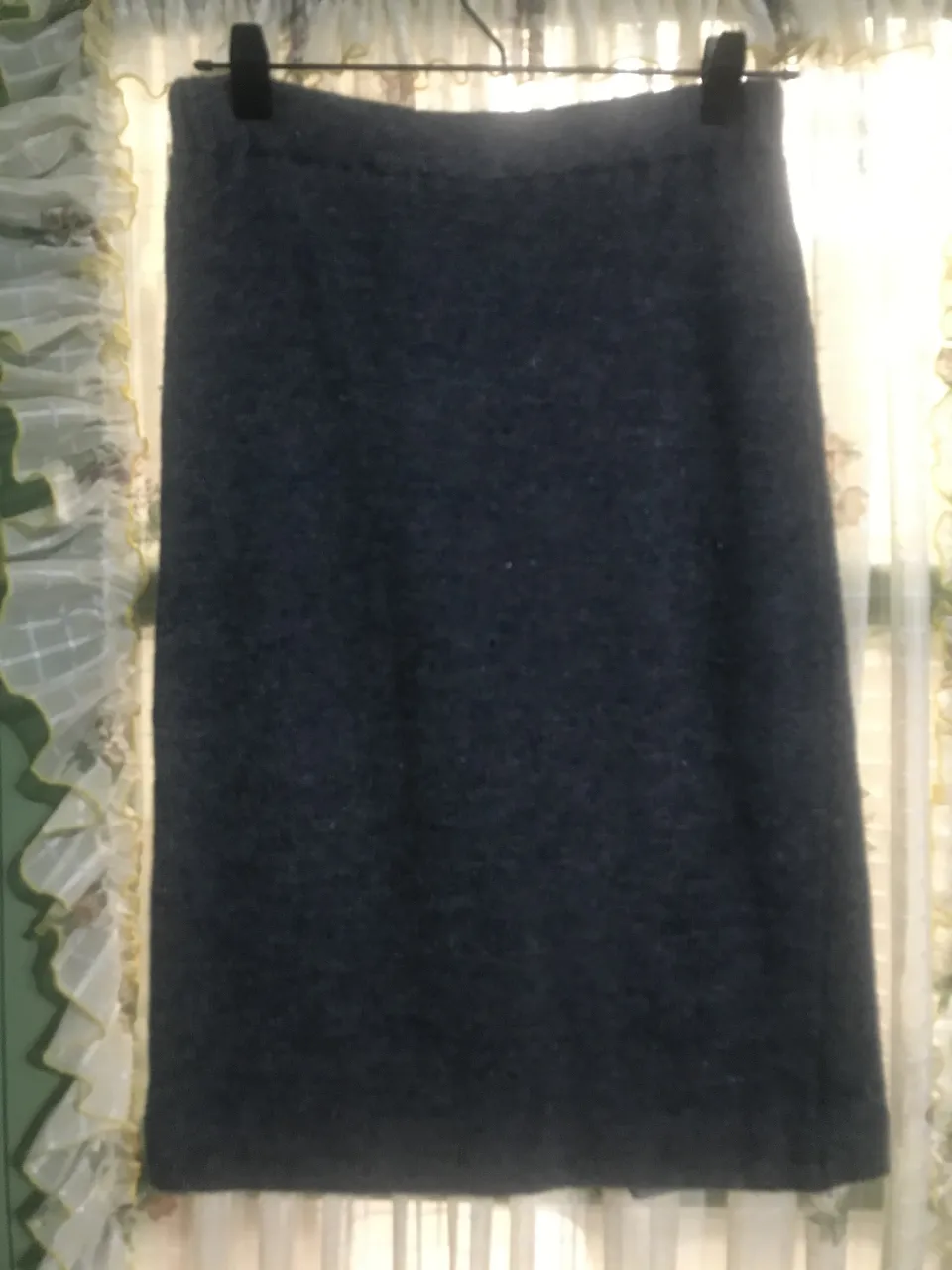 Pollera sastrera de lana azul oscuro, con detalle de moño en la parte trasera. Ideal para un look elegante y sofisticado.