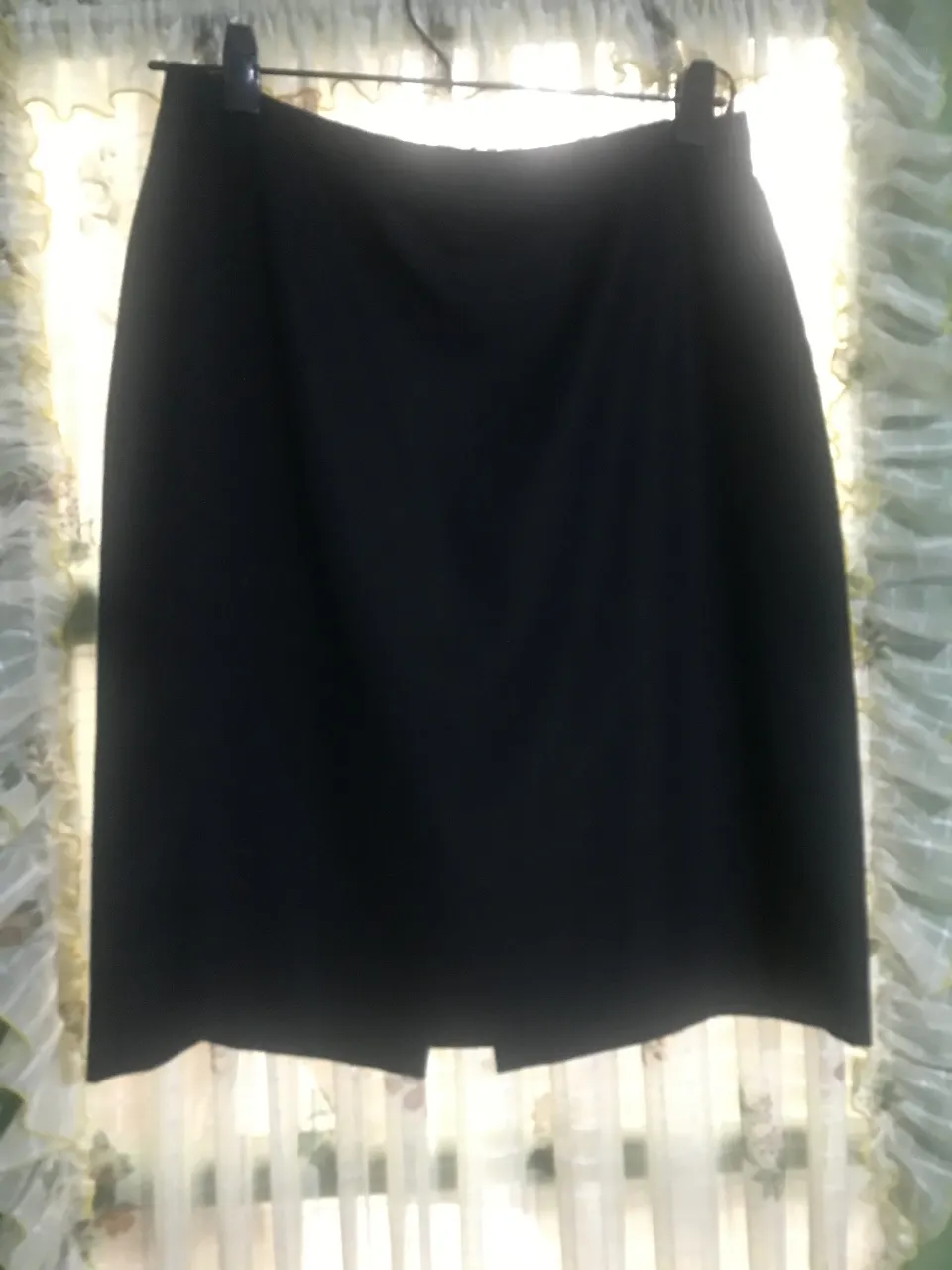Pollera sastrera negra, ideal para un look formal o de trabajo. Confeccionada en un tejido de calidad, esta pollera ofrece un ajuste elegante y versátil. Perfecta para combinar con blusas o camisas.