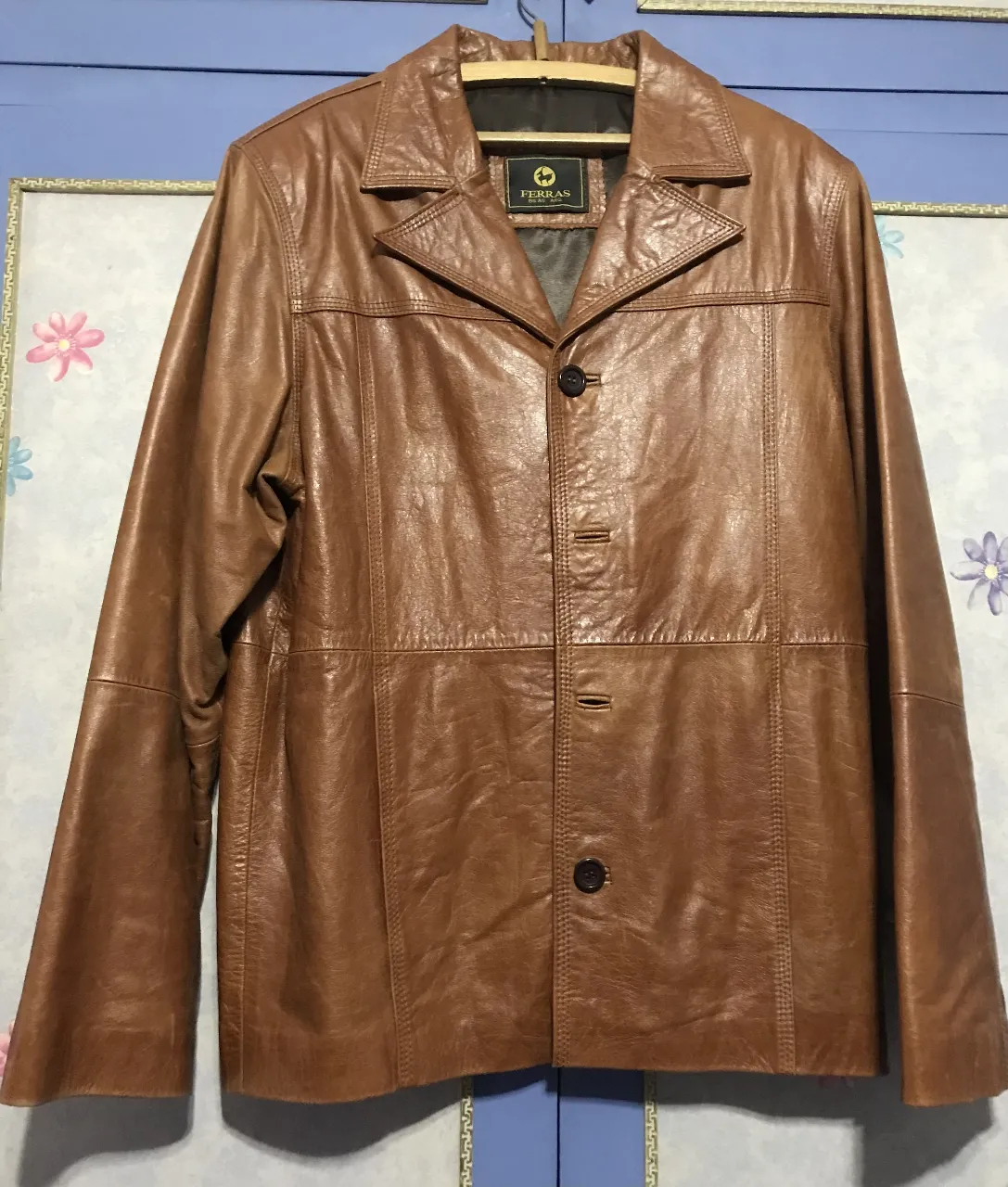 Campera de cuero marrón para hombre, estilo biker, con botones y cuello solapa. Ideal para un look casual y elegante.