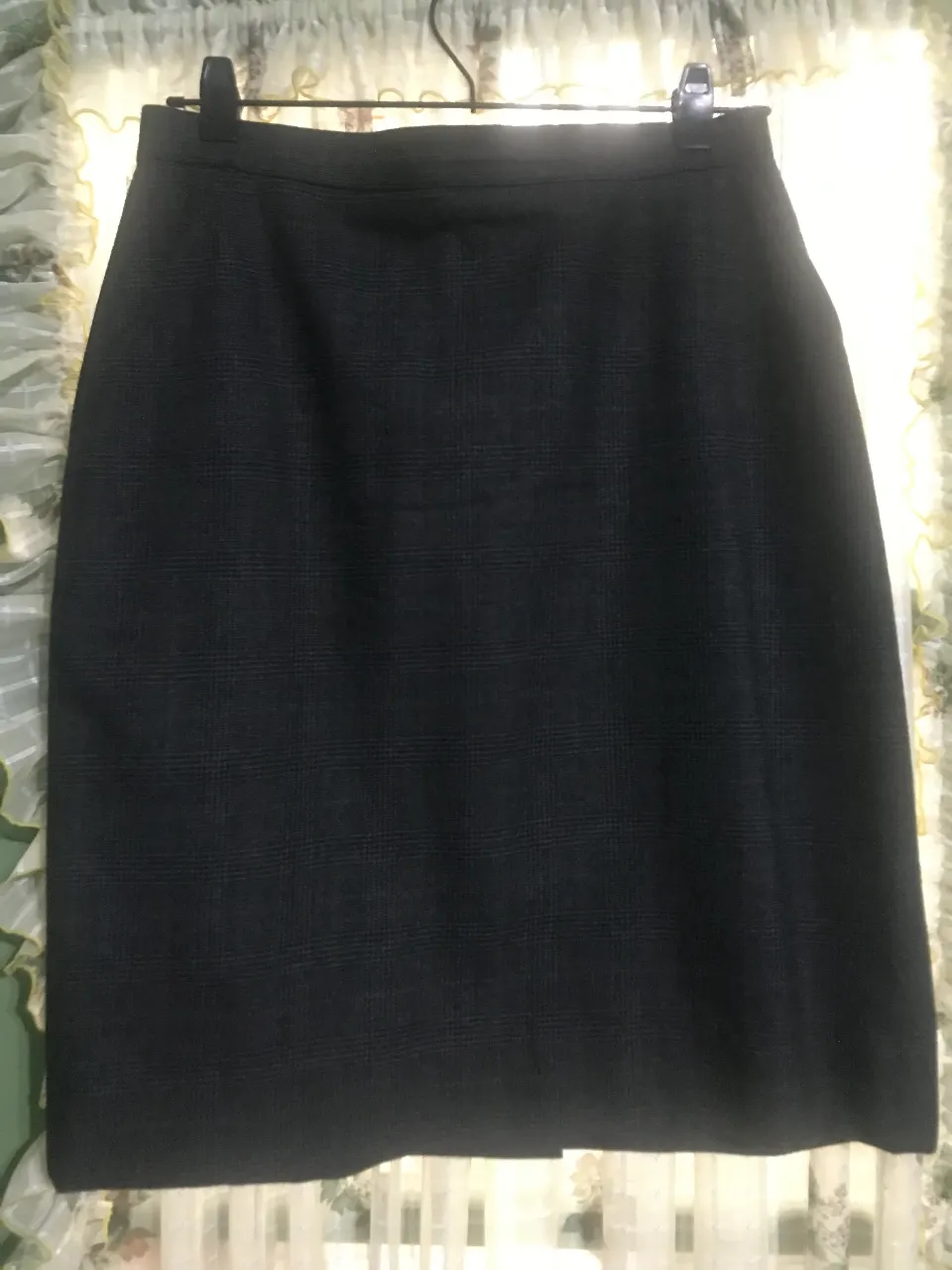 Pollera sastrera gris con diseño a cuadros, ideal para un look formal o de trabajo. Confeccionada en tela de calidad, ofrece un ajuste clásico y versátil.