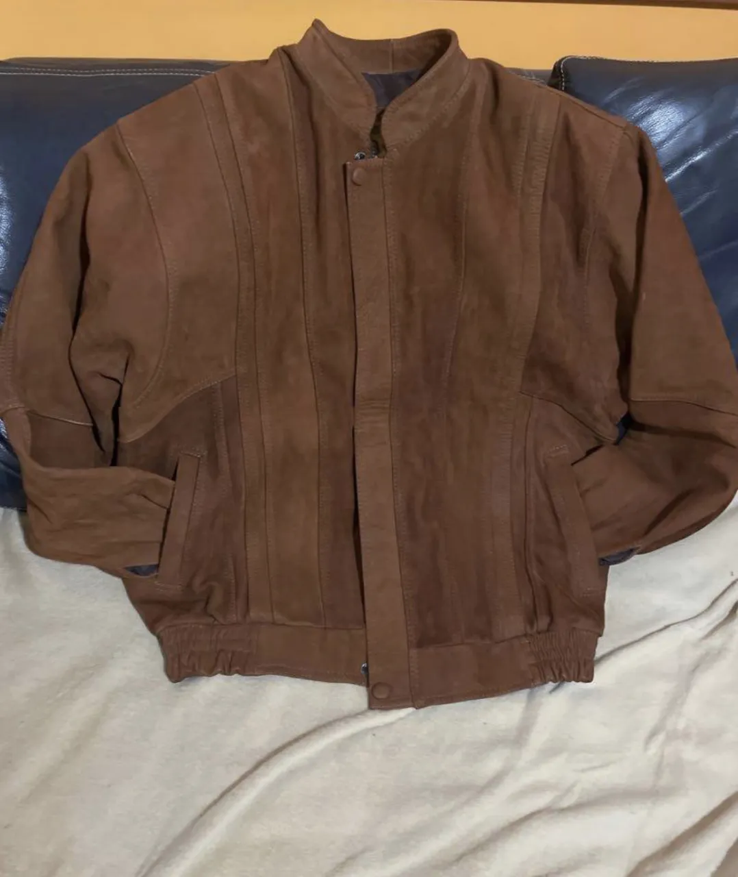 Campera de cuero marrón, estilo biker, con cierre y detalles en la espalda. Talle XXL. Yo diría más para un talle L. Tiene un detalle en ultima foto (escucho ofertas)