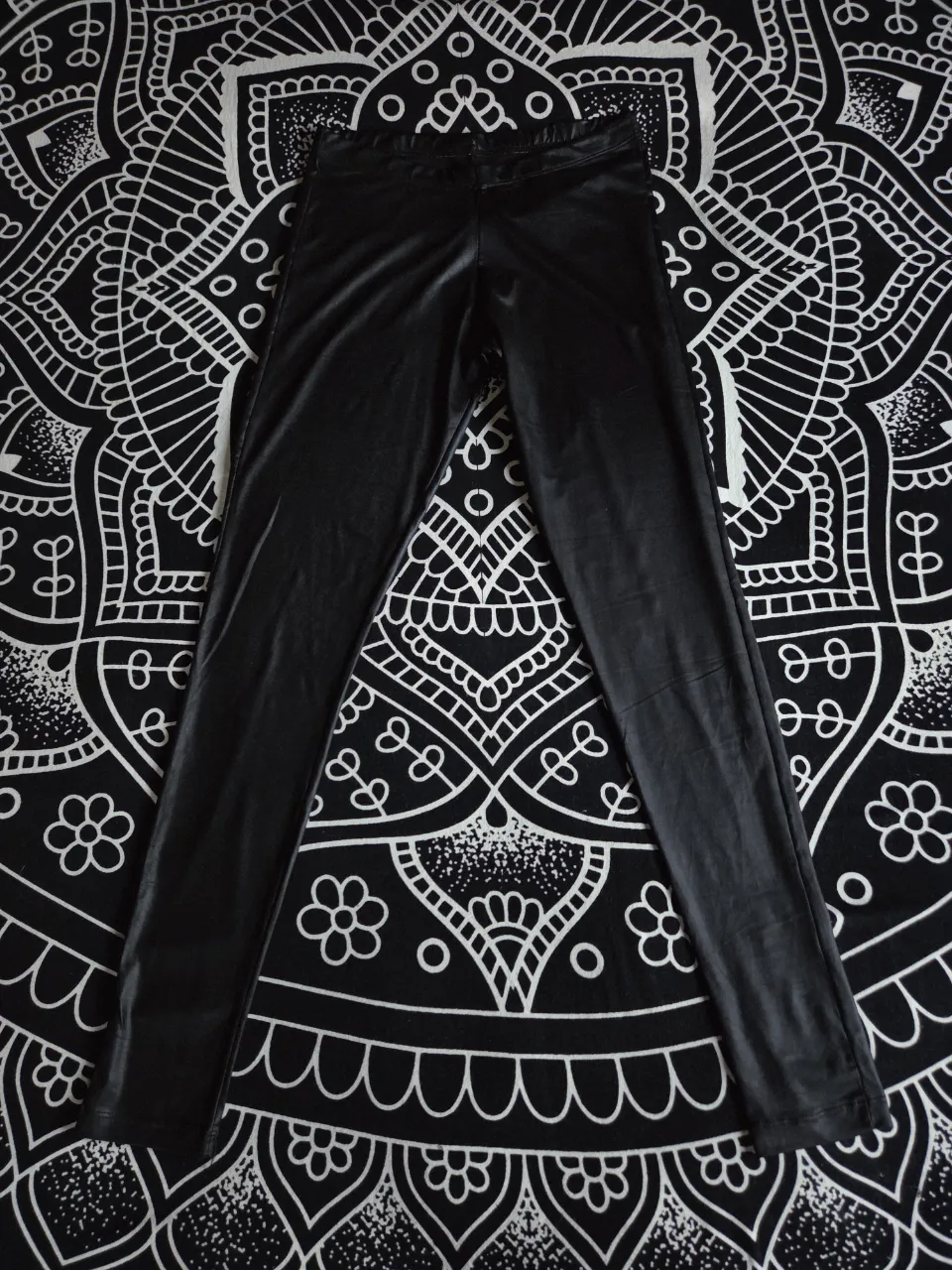 Calza negra engomada efecto mate. Tiro corto/medio 