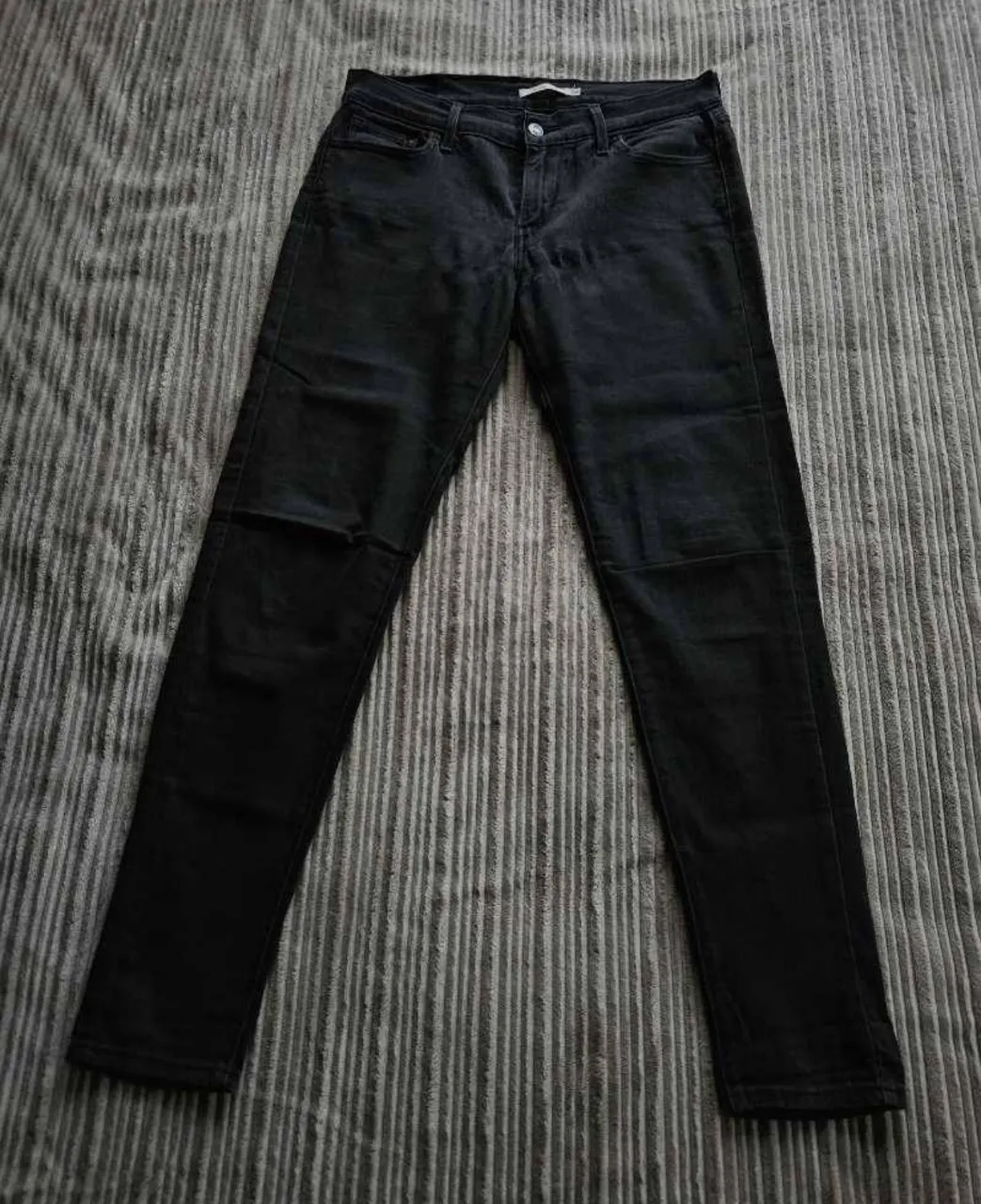 Jeans negros de corte chupin, tiro medio, elastizado.