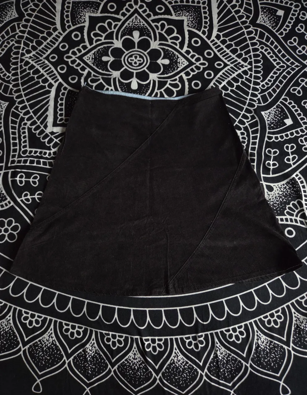 Pollera de corderoy fino, rigio liviano. Con recortes diagonales y cierre lateral. es 47 Street, vintage.