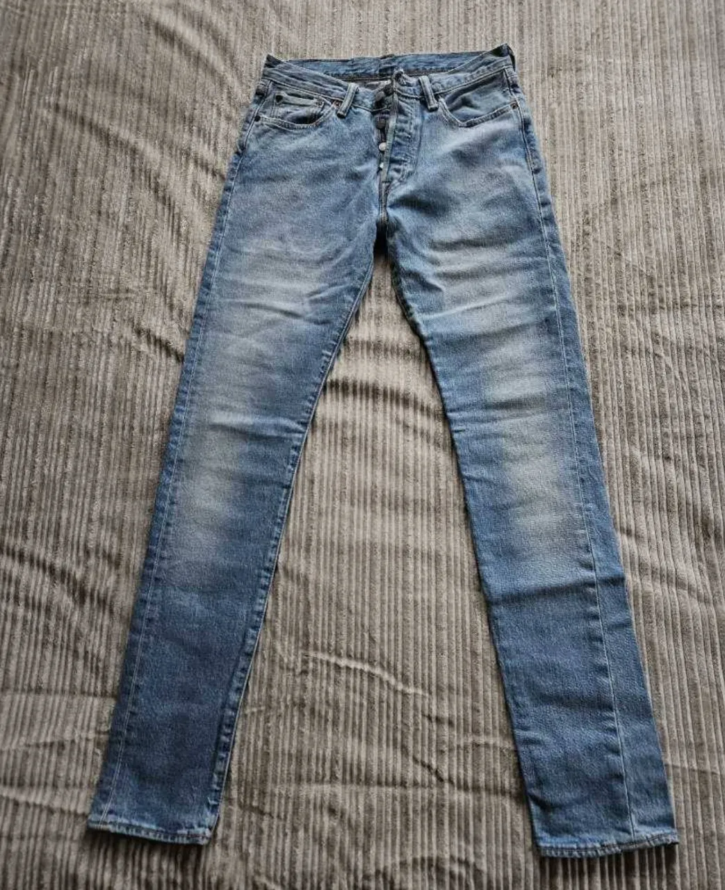 Jeans Levi's 501 de algodón, color azul. Cierre de botones. Tiro alto, rigido, gruesito!