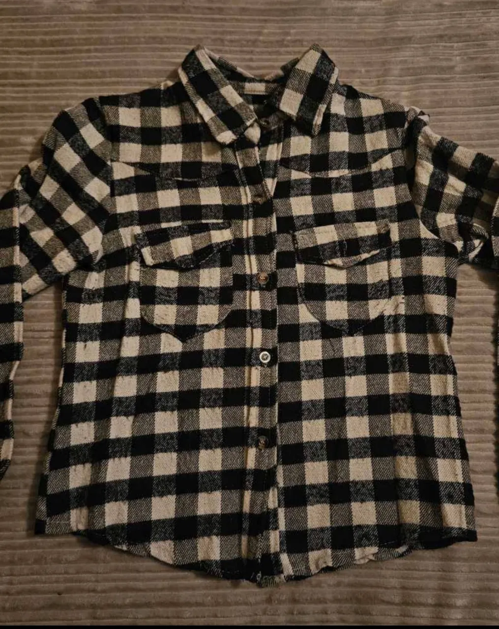 Camisa a cuadros de manga larga con botones al frente y dos bolsillos en el pecho. Super abrigada