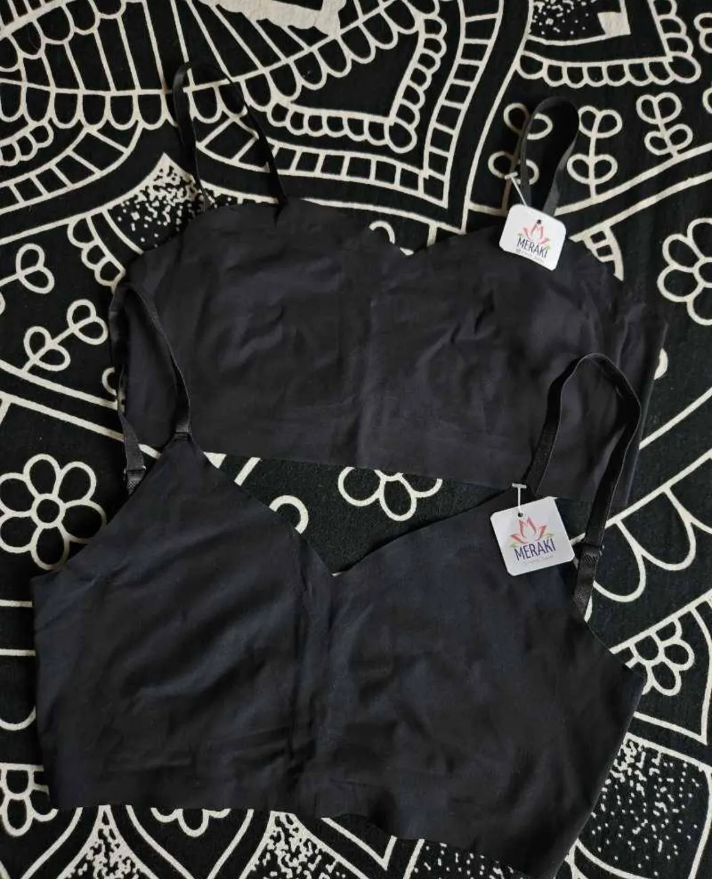 Dos corpiños, segunda piel, con tiras finas y escote en V. Uno de los corpiños tiene un broche de tres ganchos en la espalda.