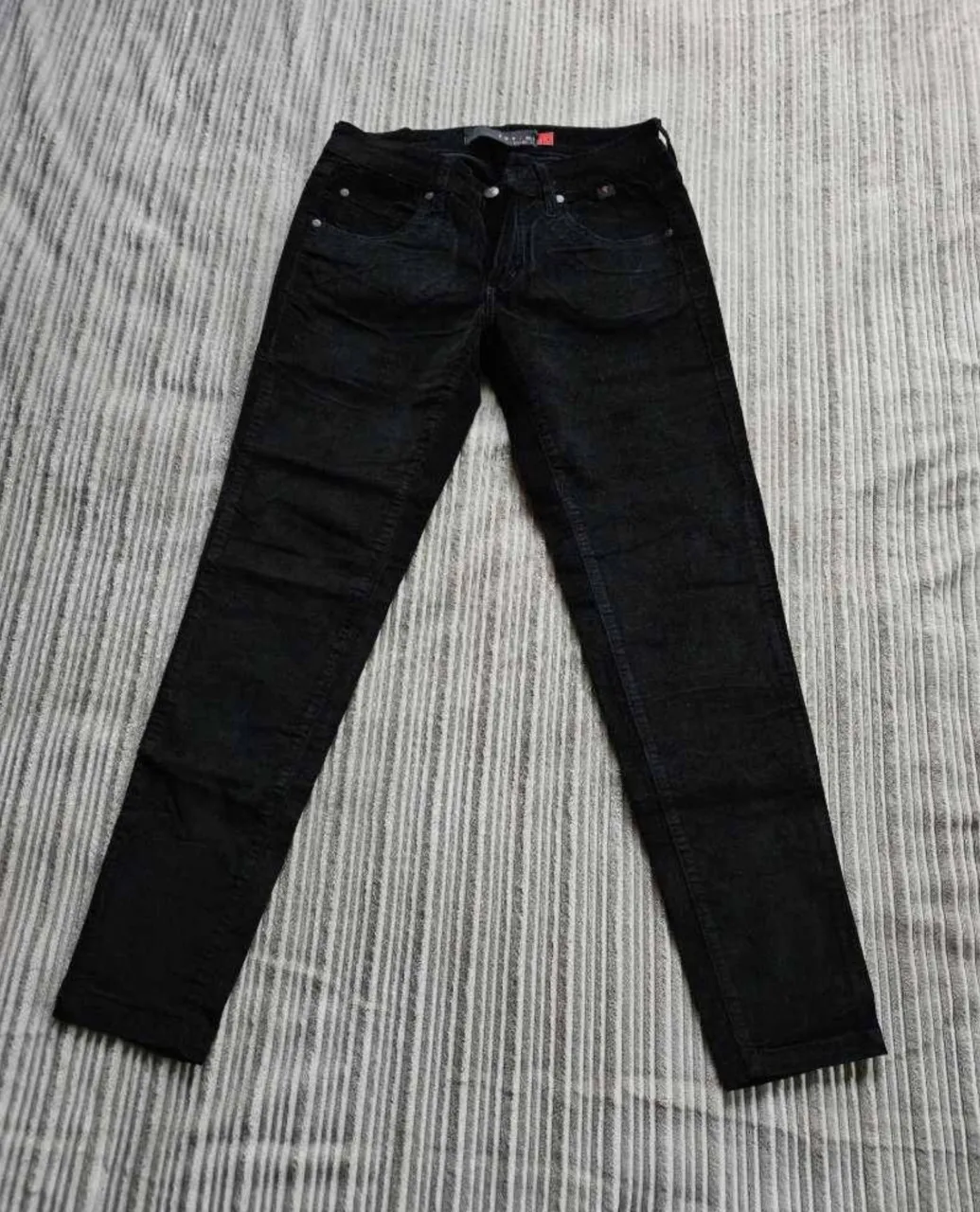 Jean negro de pana. Tiro medio.