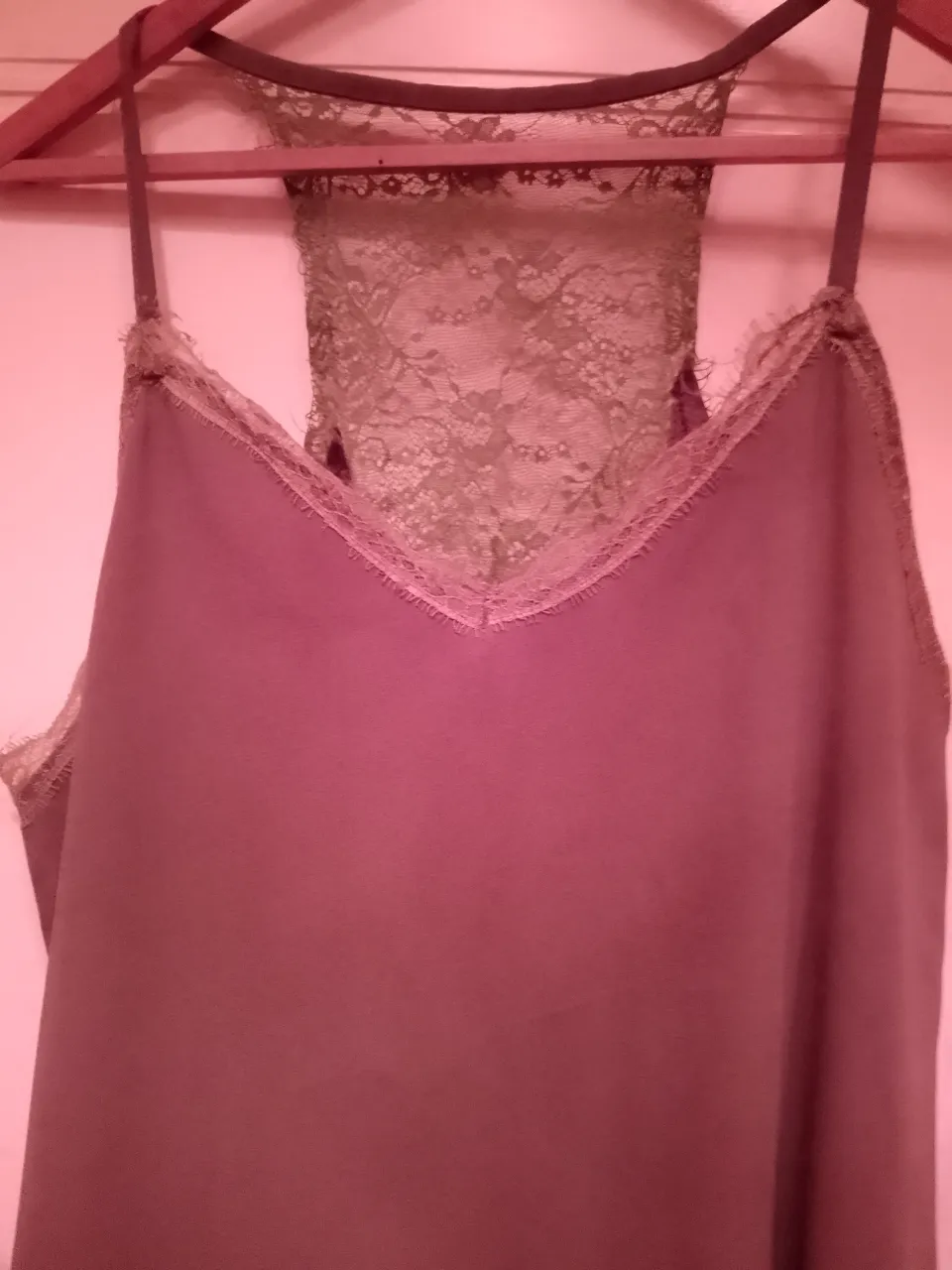 Vestido verde inglés con detalles de encaje. Ideal para un look elegante y sensual, perfecto para una noche especial o para usar como prenda interior bajo un blazer.