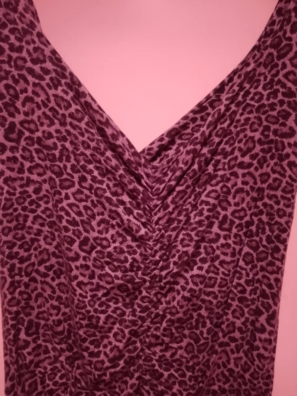 Mono largo estampado de leopardo, con breteles finos regulables y escote en V. La parte superior tiene un detalle de fruncido y la parte inferior es ancha y suelta, ideal para un look canchero y cómodo.