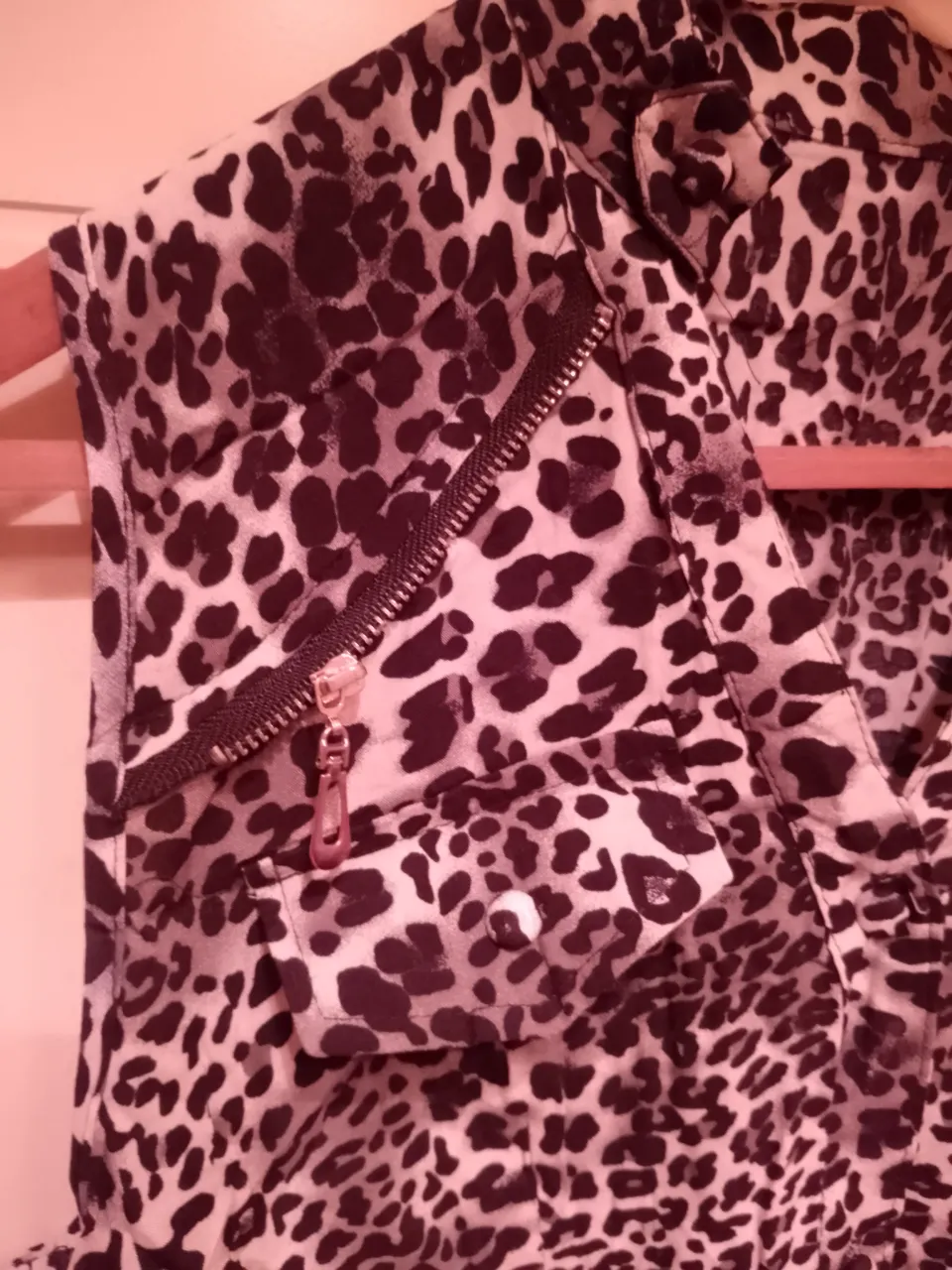 Camisa sin mangas con estampa animal print. Posee cuello camisero, bolsillos con solapa botones forrados y detalle de cierre metálico en el frente. Ideal para un look canchero y moderno.