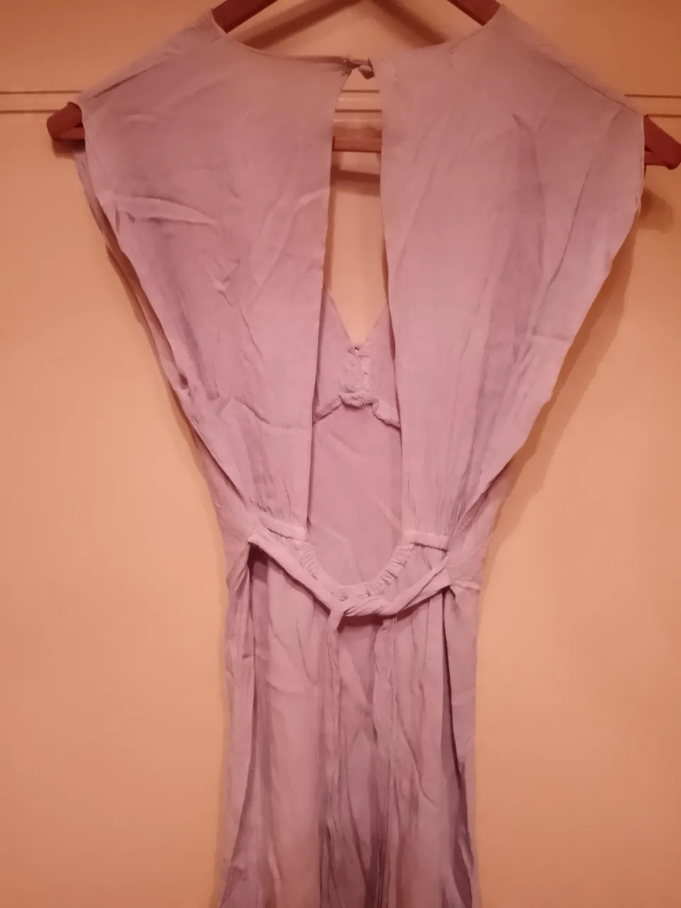 Vestido largo de crepe con degradé en tonos celestes, lilas y violetas. Posee escote en V, detalle de botones en el busto y lazo para atar en la cintura. Ideal para eventos de noche o fiestas.1 solo uso. Hermoso