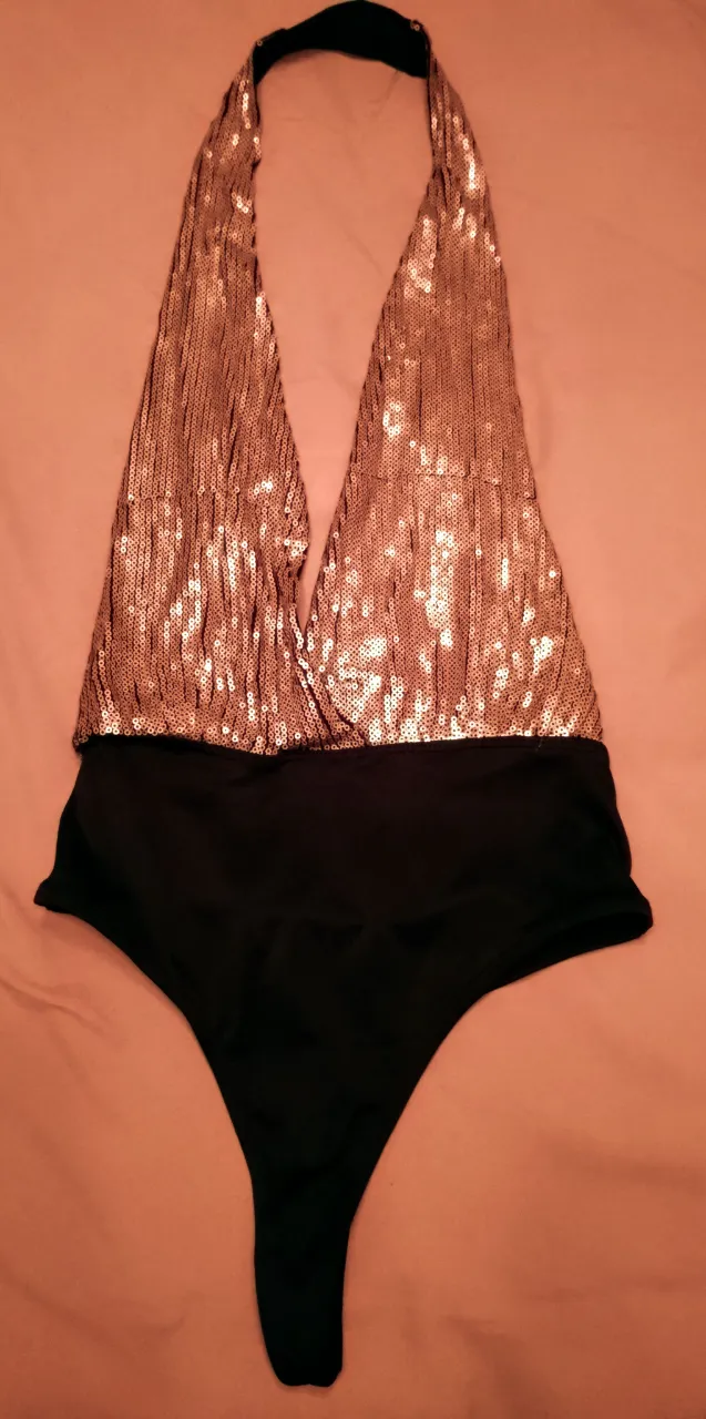 Body súper sensual con lentejuelas doradas y negro. Ideal para una noche de fiesta o para usar en la playa. ¡No te quedes sin el tuyo!