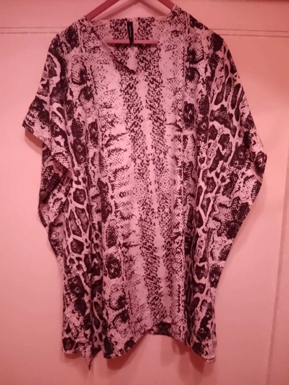 Blusa/ camisola/vestidoe stampada con diseño de serpiente, ideal para un look canchero y moderno. Su corte suelto y mangas amplias la hacen súper cómoda y versátil.