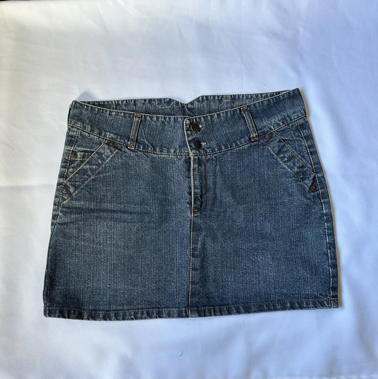 Pollera de jean azul 

Medidas aprox

Cintura 42 cm
Cadera 48 cm
Largo de la pollera 40 cm