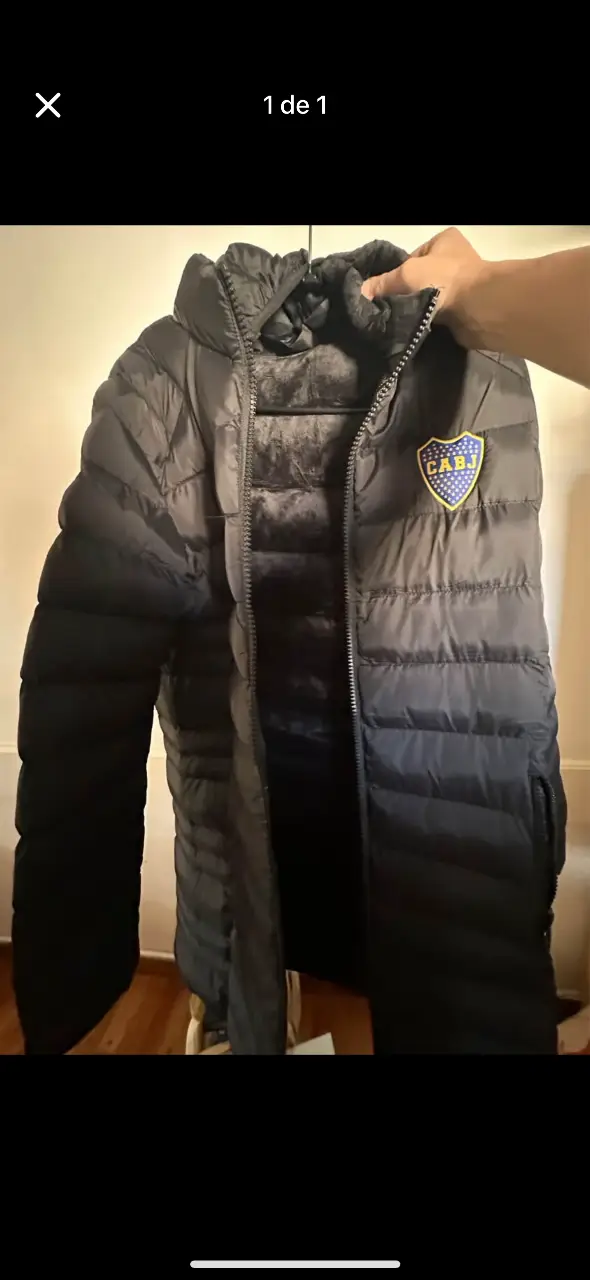 Campera de pluma negra con el escudo de Boca Juniors. Ideal para el invierno, abrigada y con cierre.