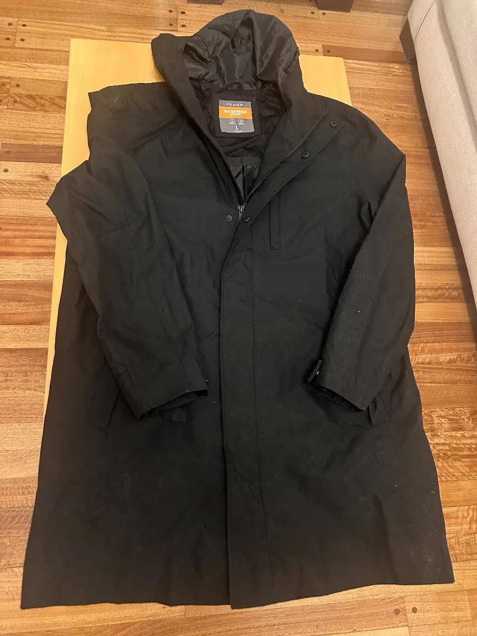 Impermeable negro de hombre, con capucha y cierre. Ideal para la lluvia y el invierno.