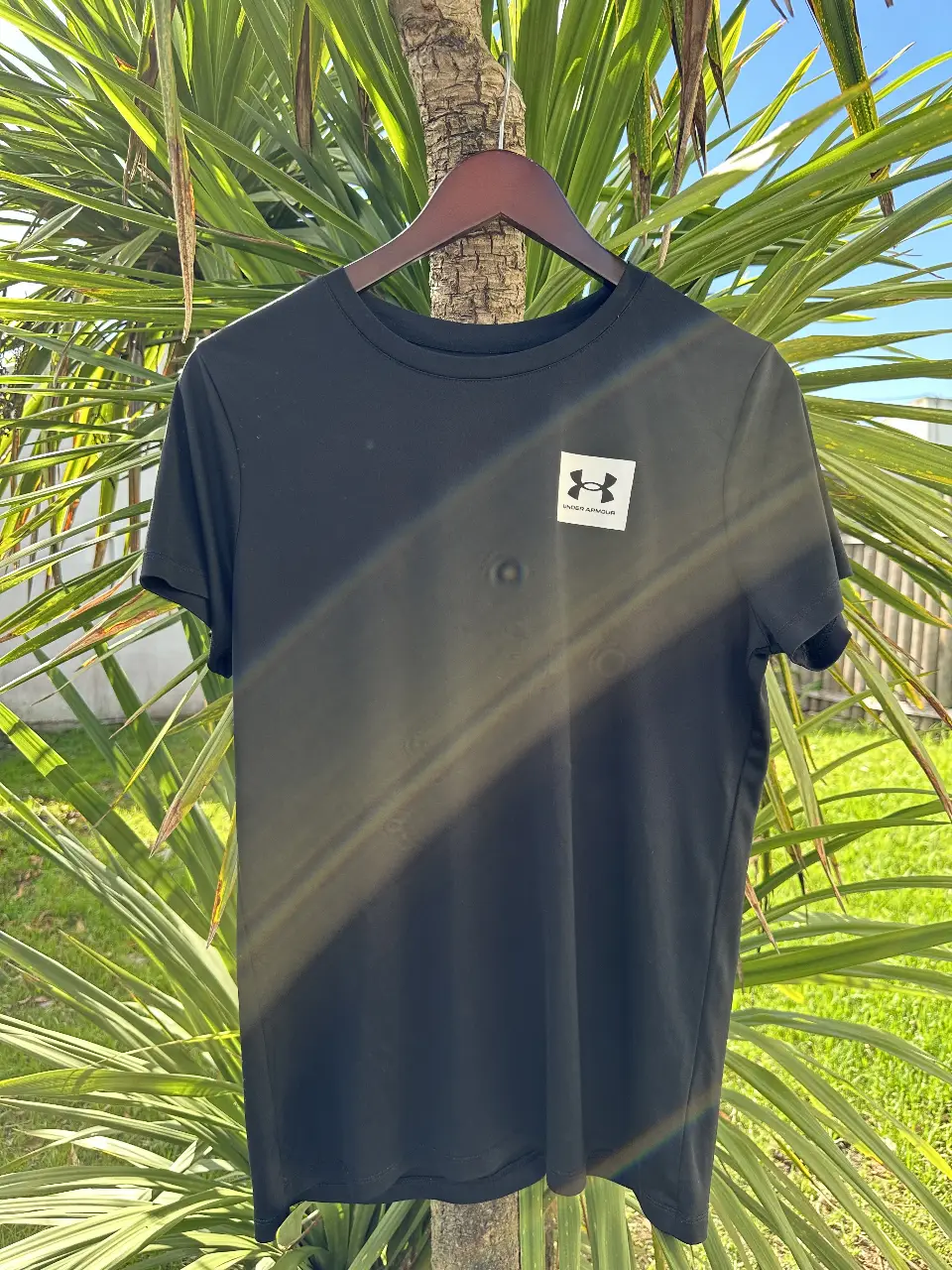 Remera deportiva negra de hombre, con logo de Under Armour en el pecho. Ideal para entrenamientos y actividades físicas.