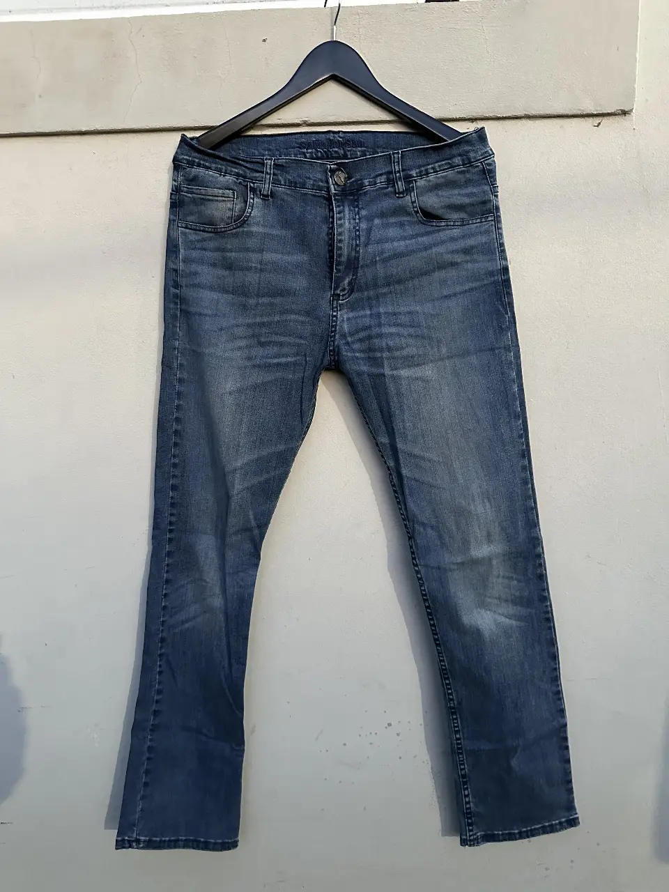 Jeans rectos de hombre, color azul, de la marca Salvador San. Un clásico para cualquier ocasión. Talle 42 