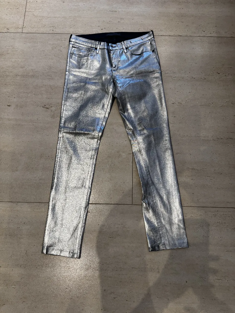 Jeans plateados de corte recto para mujer. Un clásico reinventado con un toque moderno y audaz. Perfecto para destacar en cualquier ocasión.