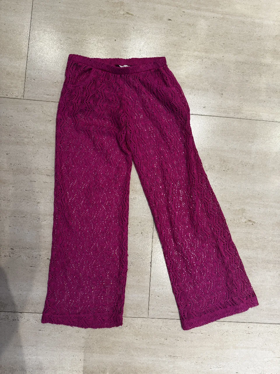 Pantalón suelto de mujer en color fucsia, tejido calado, ideal para playa o verano. Estilo boho.