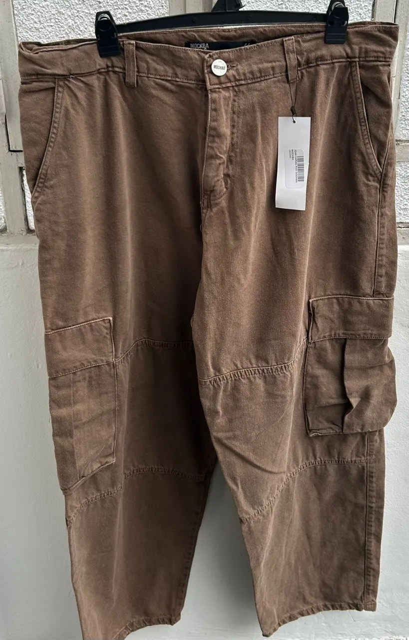 Pantalón cargo marrón, ideal para un look utilitario y casual. Confeccionado en un tejido resistente, este pantalón ofrece comodidad y estilo. Perfecto para combinar con remeras y zapatillas.