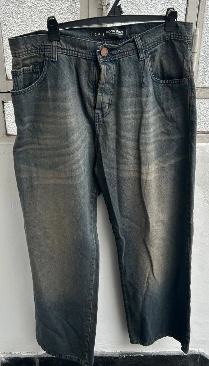 Jeans rectos de hombre, color azul gastado con efecto vintage. Talle 44. Ideal para un look casual y cómodo.