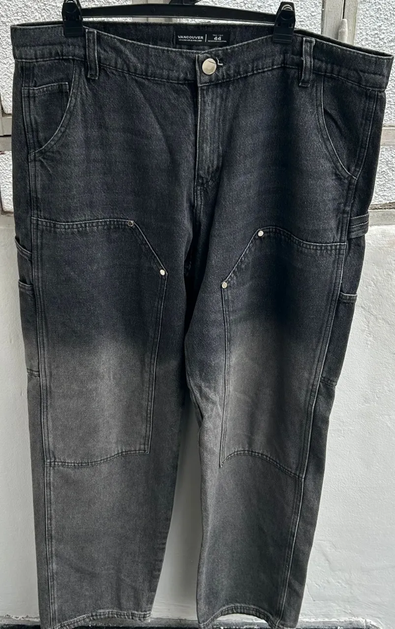 Pantalón cargo de jean negro, con detalles utilitarios y un estilo moderno. Ideal para un look casual y urbano.