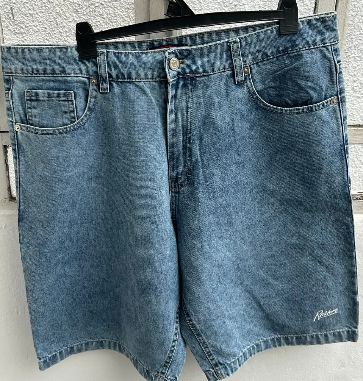 Short de jean azul claro, con un estilo clásico y relajado. Ideal para un look casual y cómodo. Perfecto para el verano.
