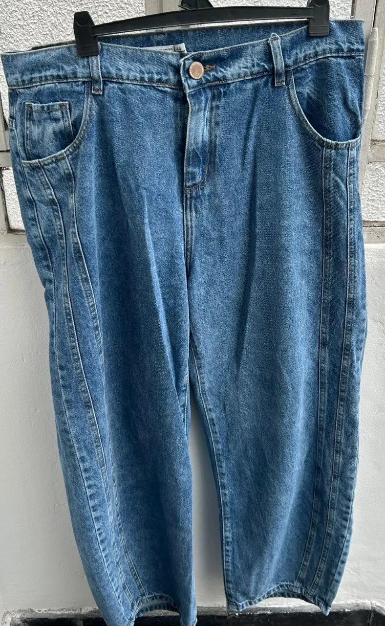 Jeans rectos de mujer, tiro alto, color azul claro. Un clásico que nunca falla.