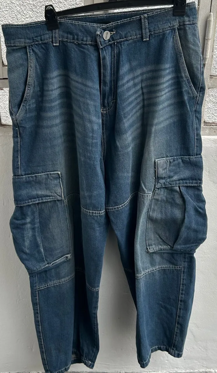 Pantalón cargo de jean azul, con bolsillos amplios y diseño utilitario. Ideal para un look casual y moderno.