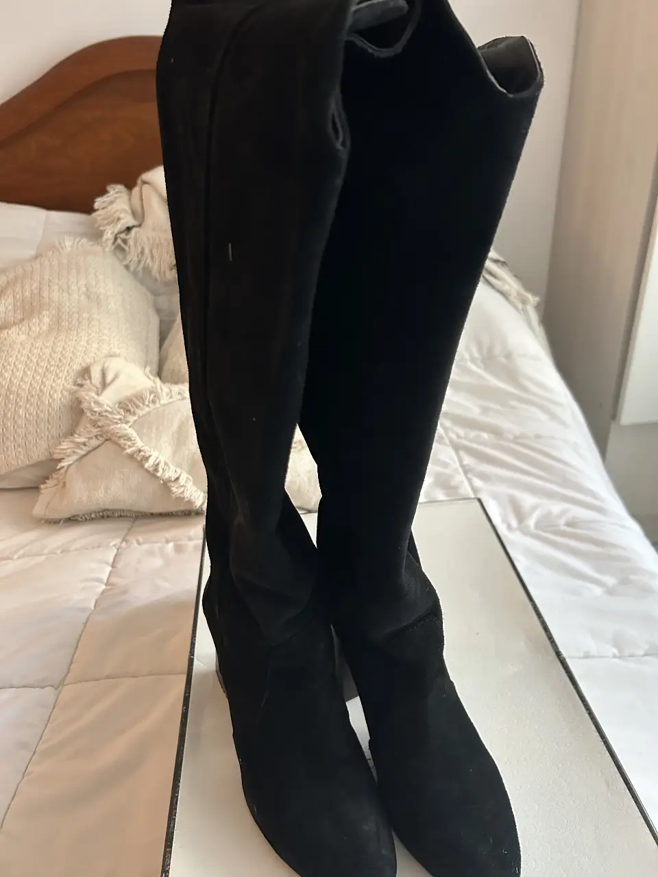 Botas de caña alta negras de gamuza, ideales para el invierno. Perfectas para combinar con diferentes outfits.