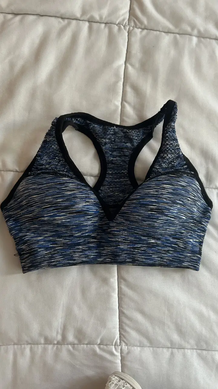Corpiño deportivo de la marca Pink, con diseño en tonos azules y negros. Ideal para actividades de bajo impacto.