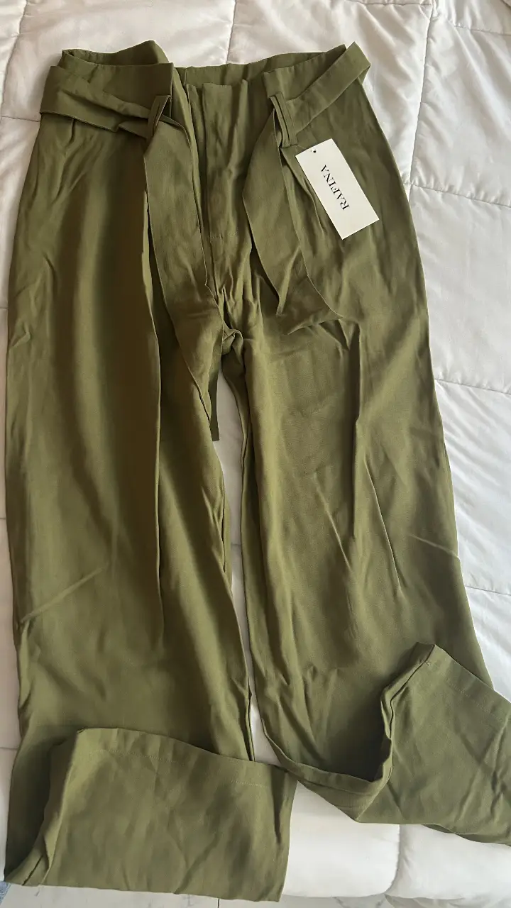 Pantalón sastrero verde con lazo en la cintura. 