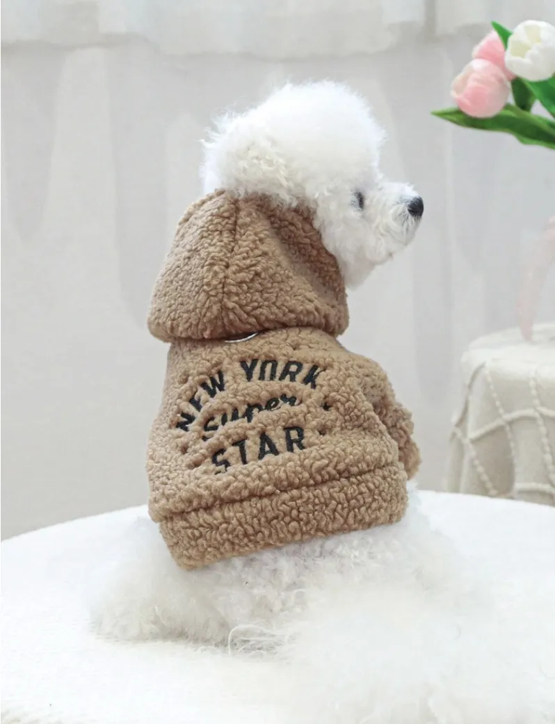 Buzo con capucha para perro, color marrón con inscripción "NEW YORK SUPER STAR". Ideal para mantener a tu mascota abrigada y con estilo. Largo de espalda: 40 cmCuello: 42 cmPecho: 55 cm