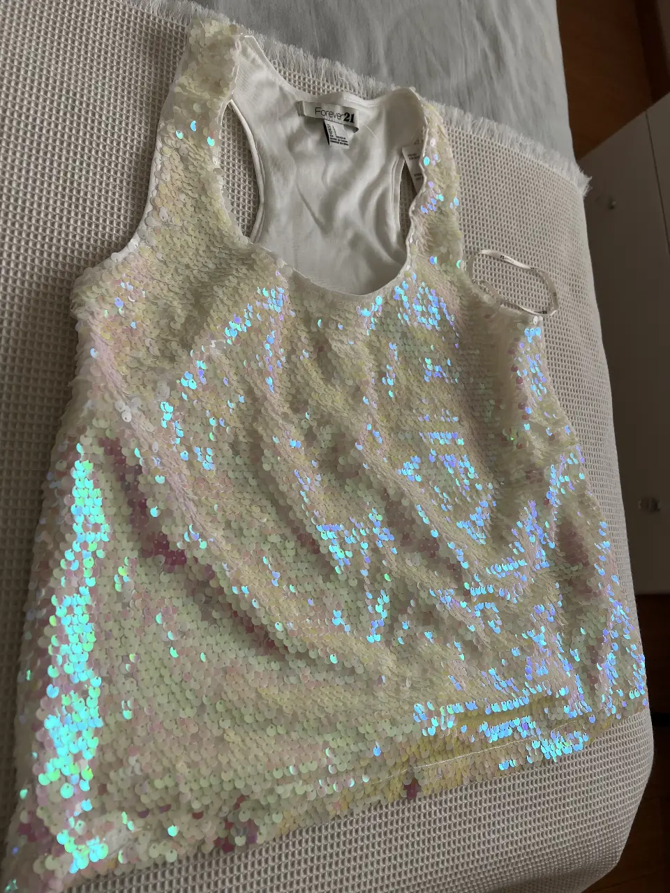 Musculosa de mujer con lentejuelas iridiscentes, ideal para fiestas y eventos especiales. Diseño moderno y brillante, perfecta para destacar.