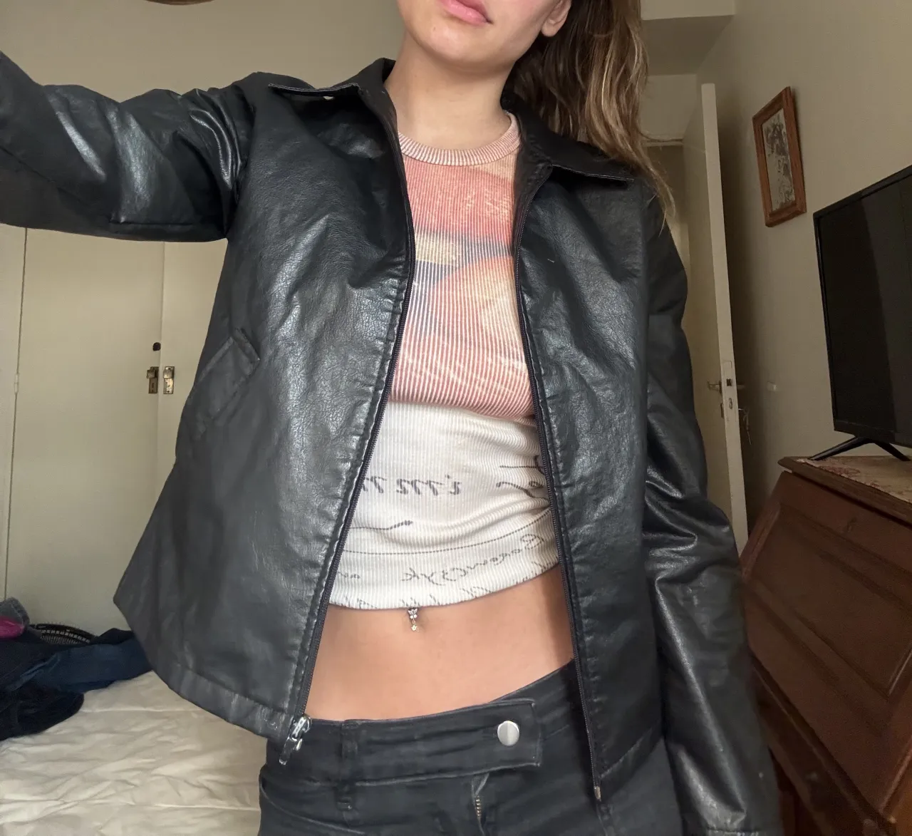 Campera de cuero rígido negra, estilo biker, con cierre al frente y bolsillos. Ideal para una salidao casual.