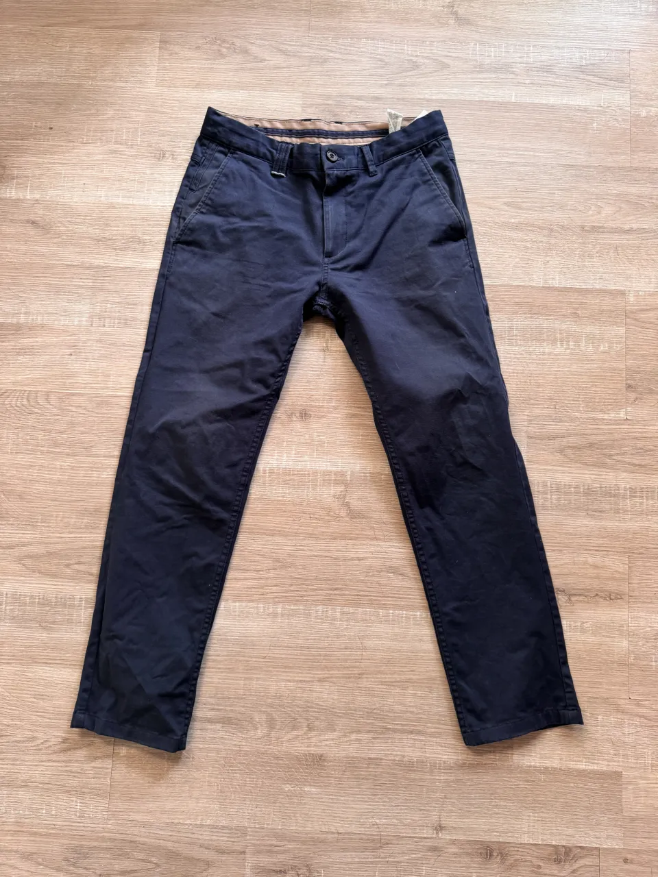 Pantalón ZARA  azul marino de hombre, corte recto y talle medio. Ideal para un look casual o semi-formal. 